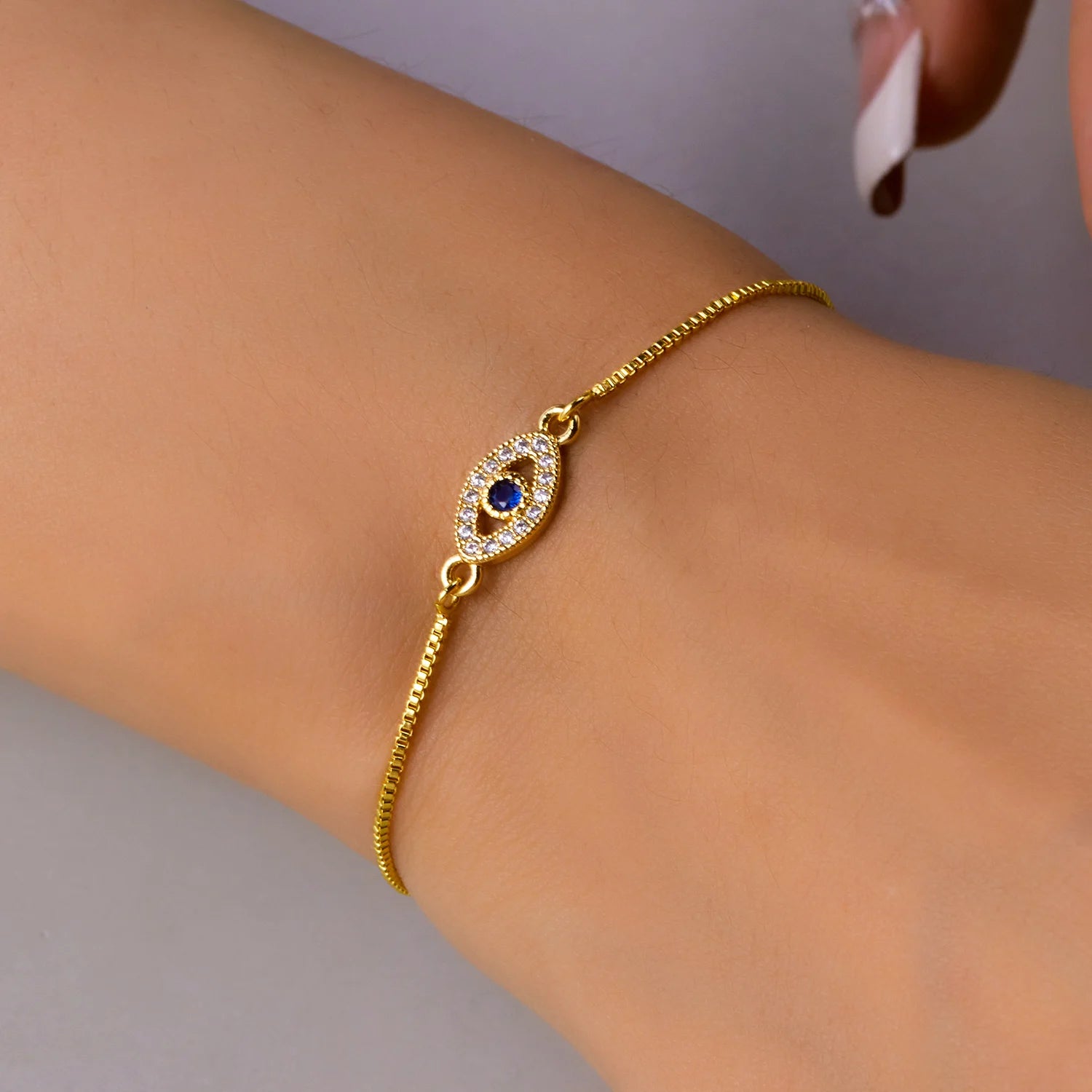 Elegantes, handgefertigtes Armband mit blauem Zirkon-„Evil Eye“