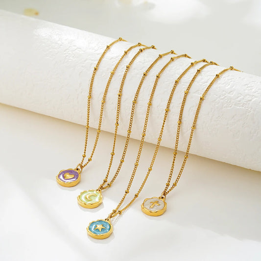 Handgefertigte, geometrische Anhänger aus Naturstein auf eleganter Edelstahl-Kette — spirituell, ästhetisch und alltagstauglich.