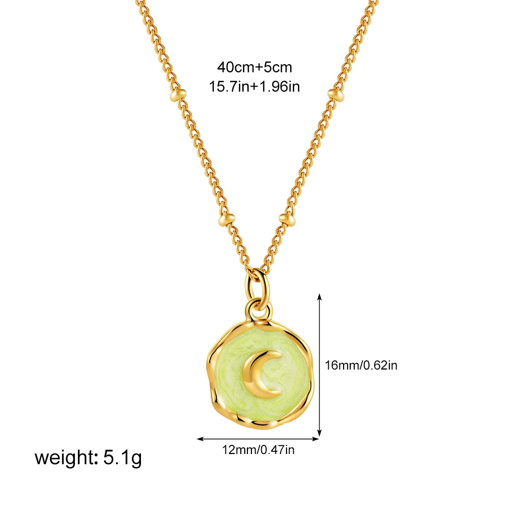 Handgefertigte, geometrische Anhänger aus Naturstein auf eleganter Edelstahl-Kette — spirituell, ästhetisch und alltagstauglich.